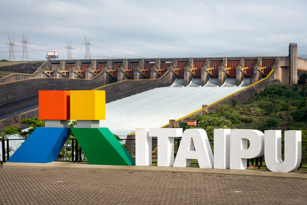 Abertura do vertedouro leva mais de duas mil pessoas a Itaipu na manhã de sábado (14)