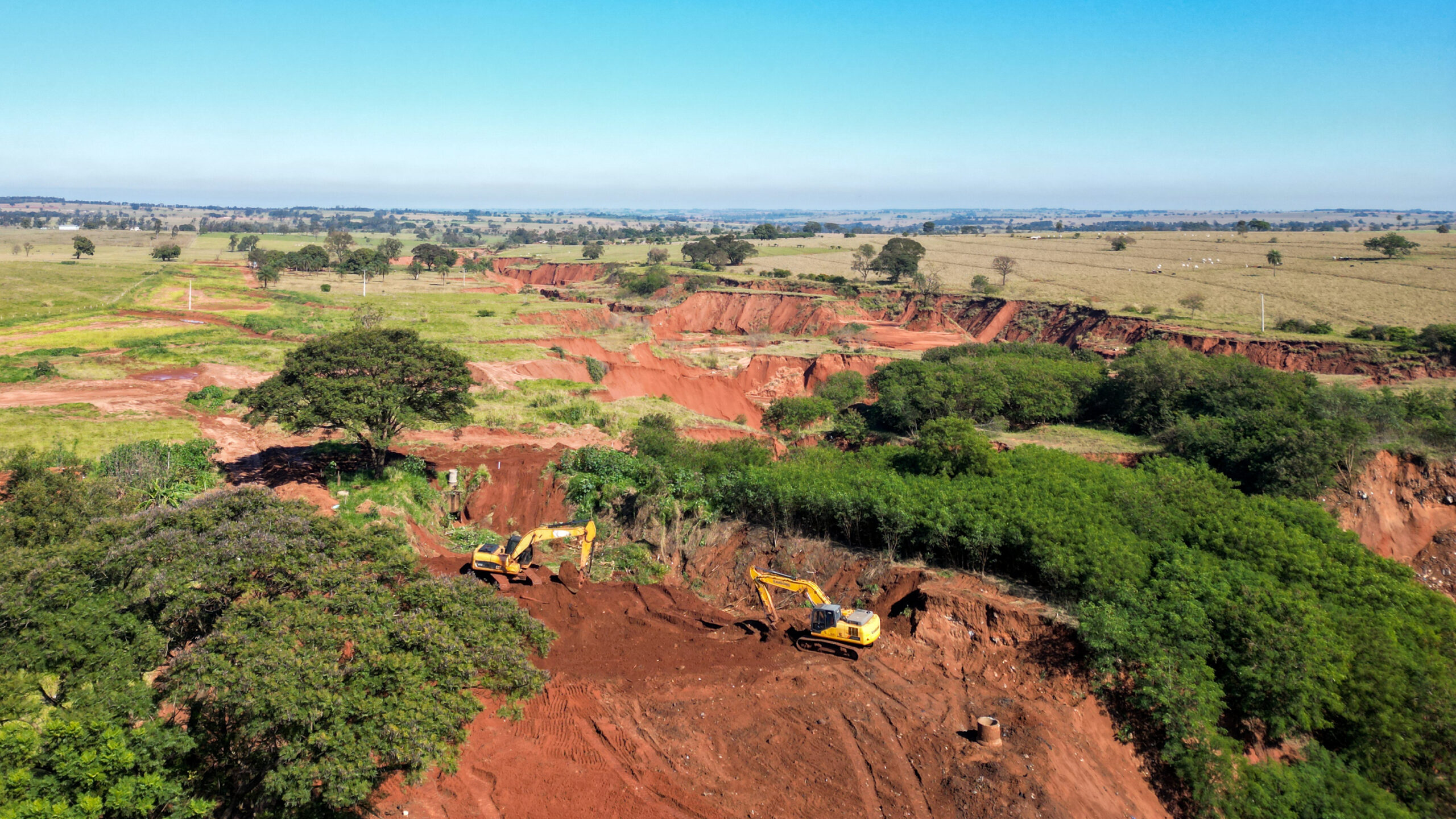 Movimentação de máquinas na área afetada pela erosão. Fotos: Rafa Kondlatsch/Itaipu Binacional.