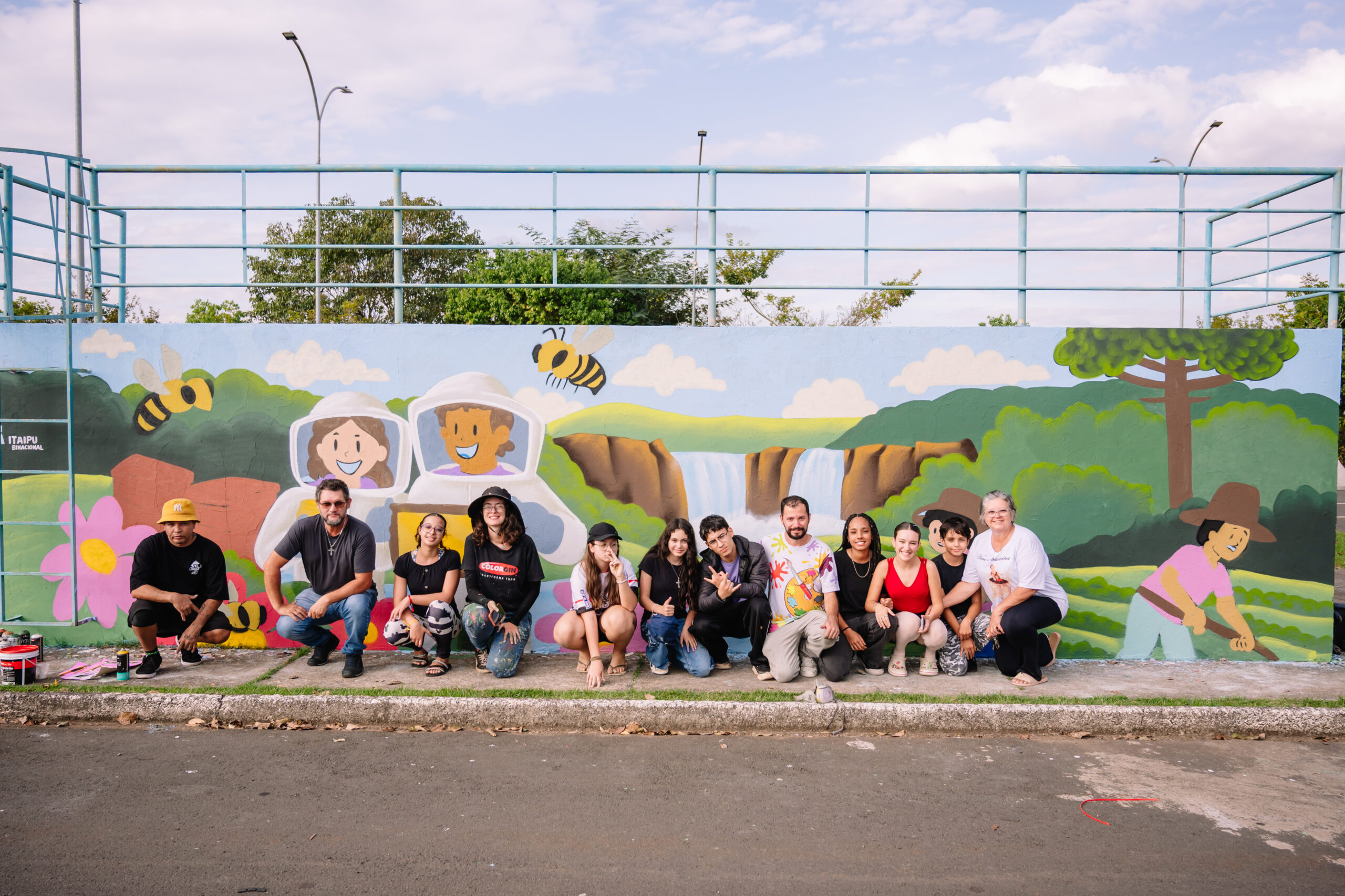Oficinas de grafite mobilizam jovens e dão identidade cultural a espaços públicos no território do PR e MS