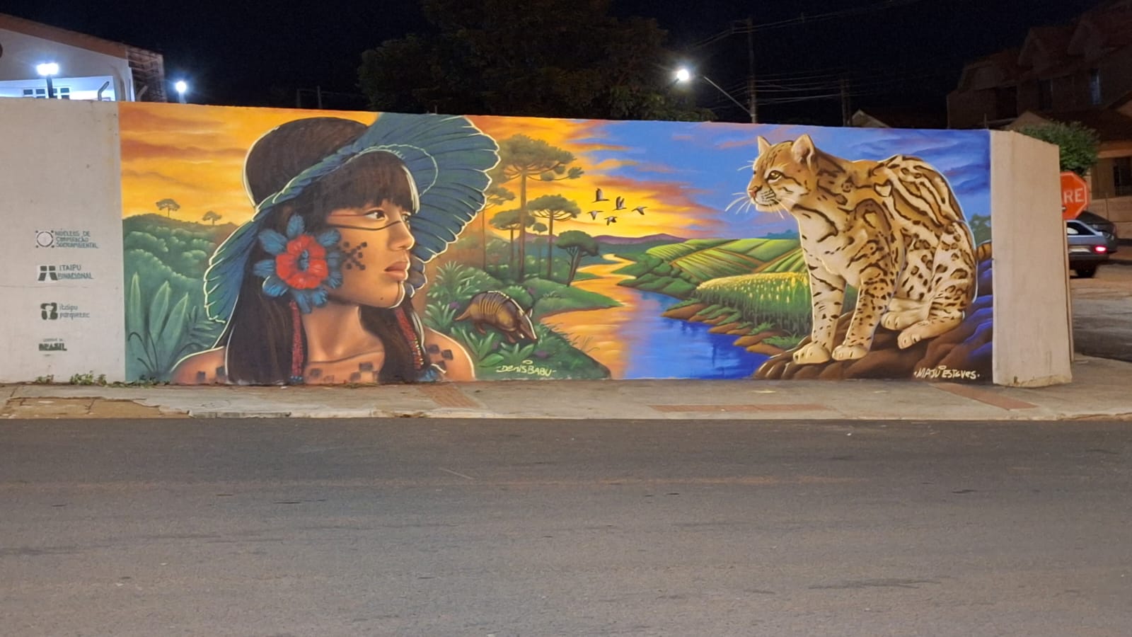 Painel de grafite com representação da identidade do território
