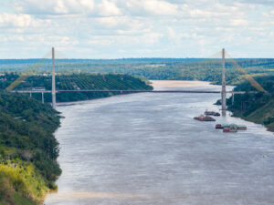 Encontro dos rios Paraná e Iguaçu, próximo ao marco das Três Fronteiras. Ao fundo, Ponte da Integração Brasil-Paraguai. Foto: William Brisida/Itaipu Binacional.