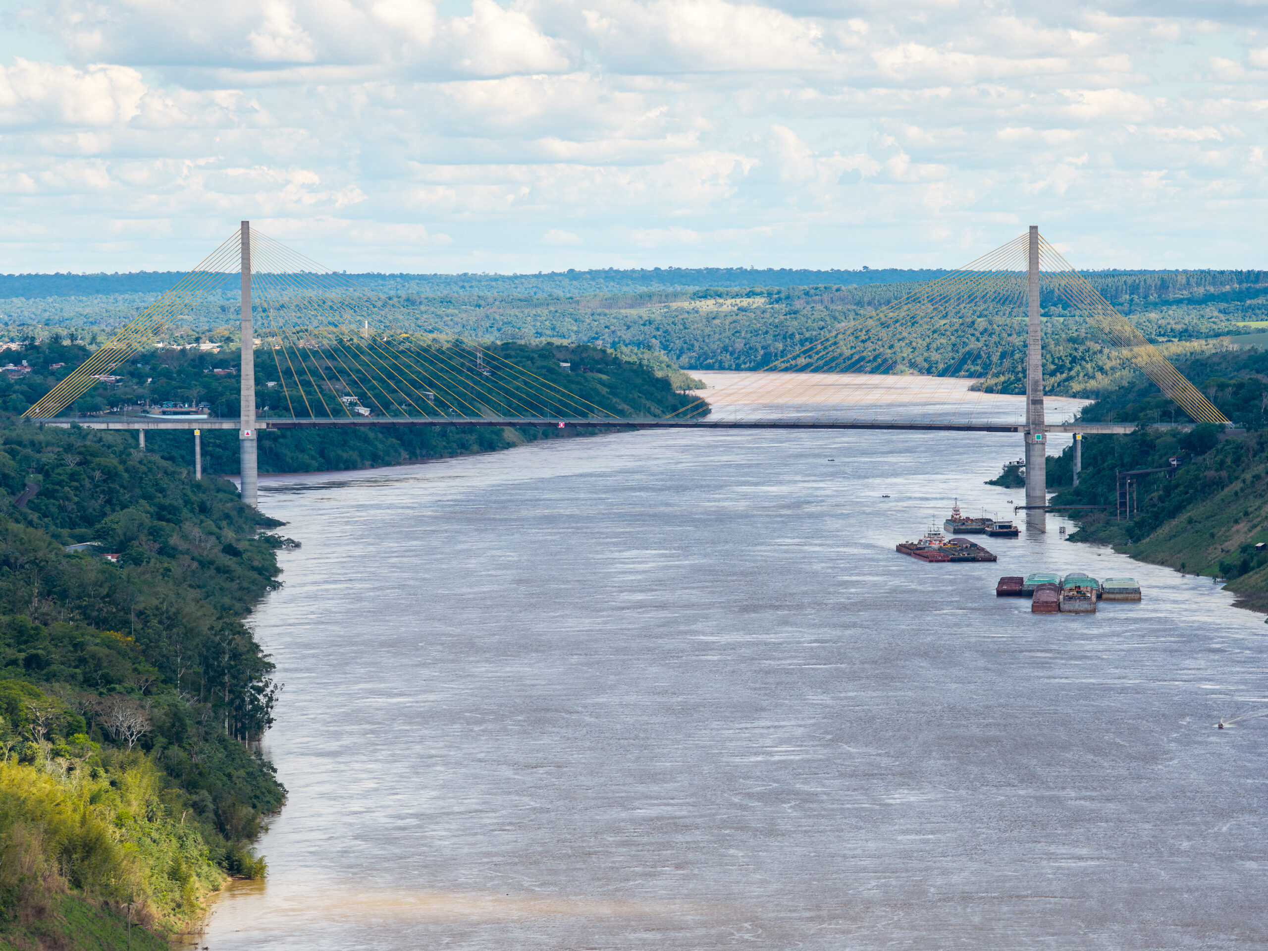 Encontro dos rios Paraná e Iguaçu, próximo ao marco das Três Fronteiras. Ao fundo, Ponte da Integração Brasil-Paraguai. Foto: William Brisida/Itaipu Binacional.