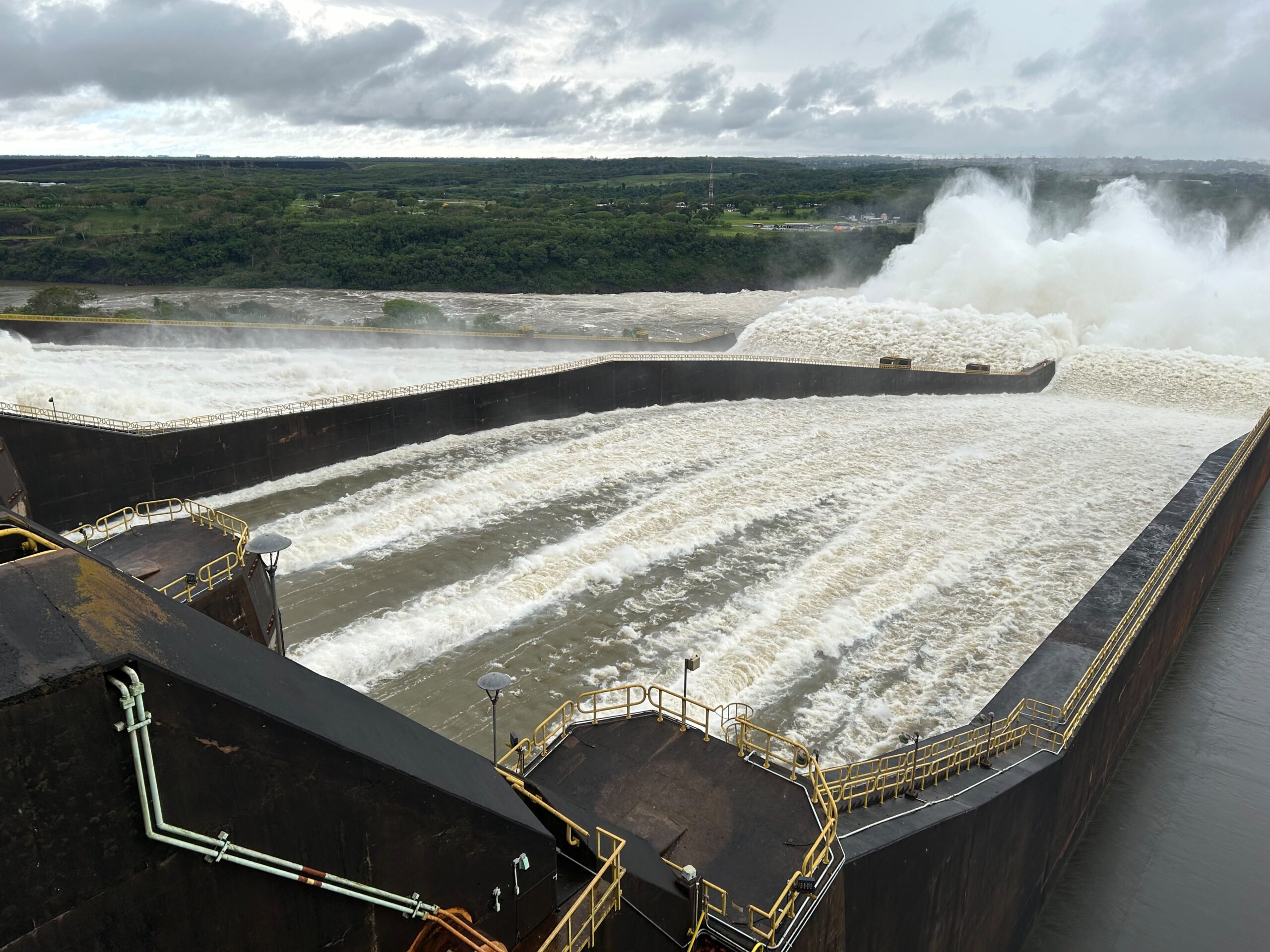 Itaipu abre mais uma calha do vertedouro nesta terça-feira (13)