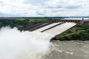 Após atingir pico previsto, Rio Paraná pode começar a baixar, mas exige cautela