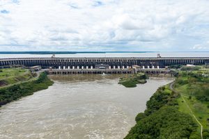 Itaipu fecha vertedouro após 26 dias e mantém controle da cheia do rio Paraná