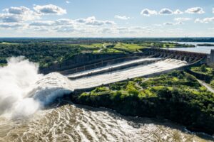 Vertedouro da Itaipu segue aberto e com vazão média de 12,8 milhões de litros por segundo.